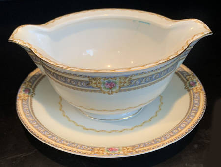 Peoria Gravy Boat with Attached Underplate