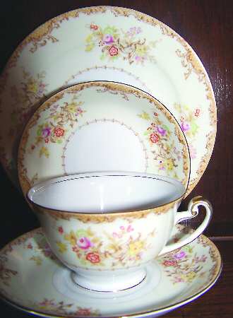 ROE1 Footed Cup & Saucer Set