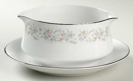 Suzanne Round Gravy Boat/Attached Underplate