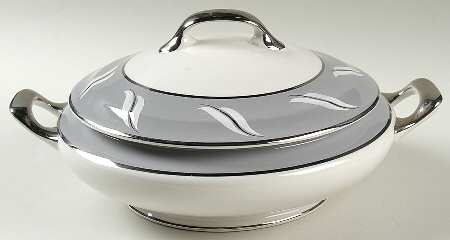 Duchess of Wyndsor (Platinum Trim) Round Covered Vegetable