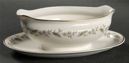 Gardenia Gravy Boat with Attached Underplate