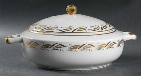 La Reine Round Covered Vegetable