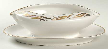 La Reine Gravy Boat with Attached Underplate