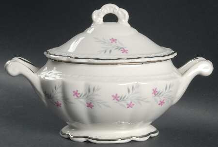Minuet (Scalloped) Sugar Bowl & Lid
