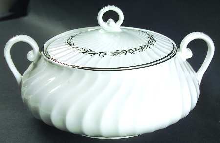 Reverie Round Covered Vegetable