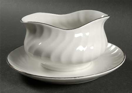 Reverie Gravy Boat with Attached Underplate