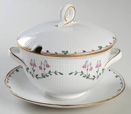 Linnea Sauce Boat with Attached Underplate & Lid