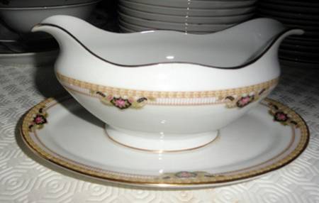 Belmont Gravy Boat with Attached Underplate