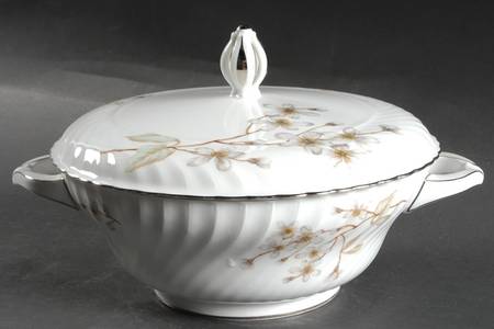 Dogwood (Platinum Trim) Round Covered Vegetable
