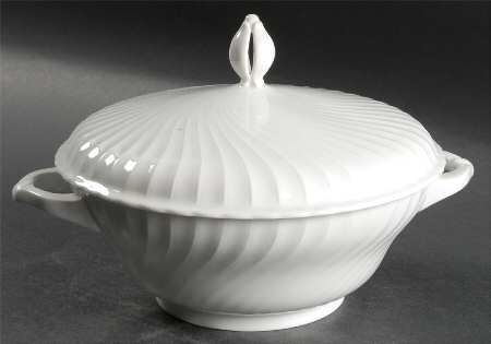 Simplicity White Round Covered Vegetable