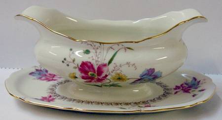 Poppy Gravy Boat with Attached Underplate