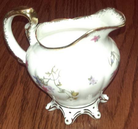 Violets Pompadour Creamer