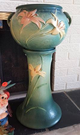 Zephyr Lily Evergreen 8" Jardiniere & Stand
