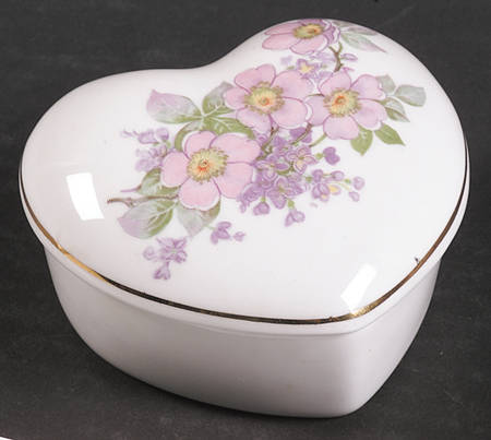 Irish Blossom Large Heart Shape Box with Lid