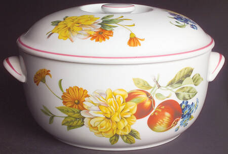 Ashford (Red Trim) 4.50 Pt Round Covered Casserole