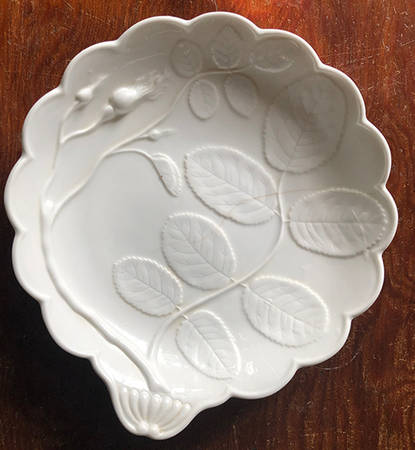 Blind Earl (Raise Design Allwhite) 8" Shell Shaped Dish