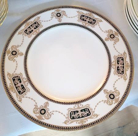 C2105(Black Insets) Dinner Plate