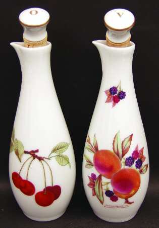 Evesham Gold Vinegar and Oil Set with "V" and "O" Stoppers