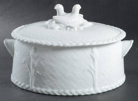 Gourmet (Embossed) 4 Qt Oval Covered Casserole