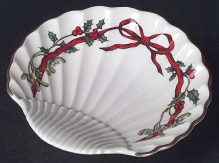 Holly Ribbons 5" Shell Shaped Dish