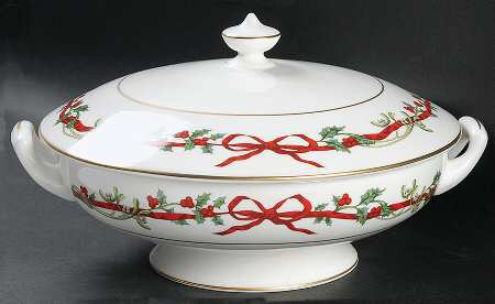 Holly Ribbons Round Covered Vegetable