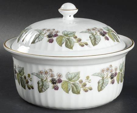 Lavinia (White Body, Bone) 1.5 Qt Round Covered Casserole