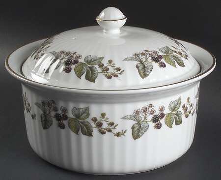 Lavinia (White Body, Bone) 2.5 Qt Round Covered Casserole