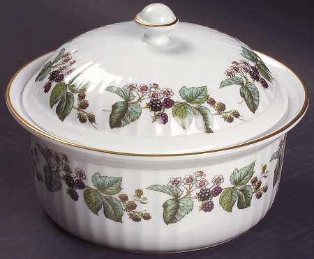 Lavinia (White Body, Bone) 1.25 Qt Round Covered Casserole