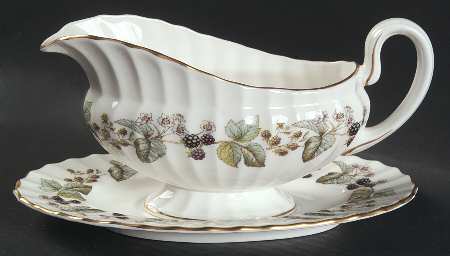 Lavinia (White Body, Bone) Gravy Boat & Underplate
