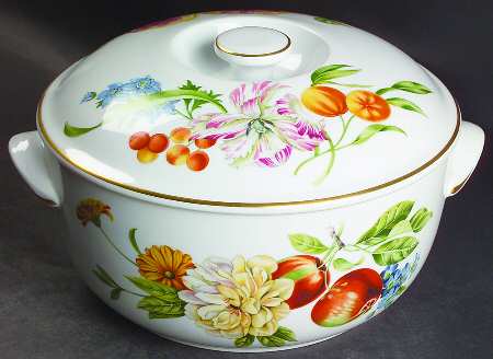 Pershore (Gold Trim) 2.5 Qt Round Covered Casserole