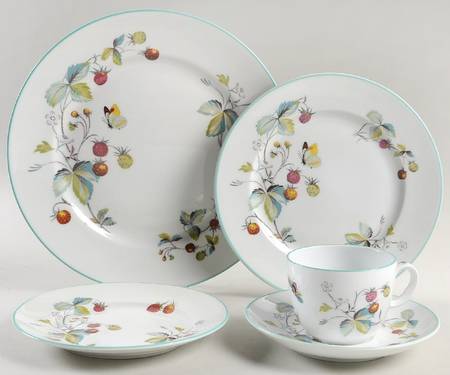 Strawberry Fair (Oven To Table, Bluetrim) 40 Piece Estate Set
