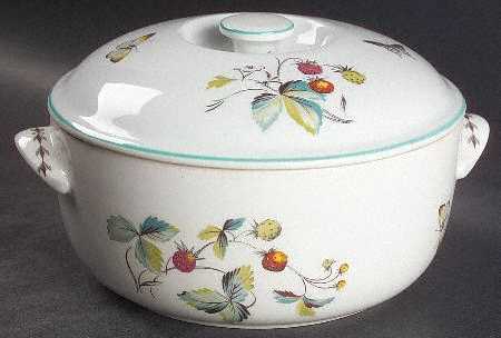 Strawberry Fair (Oven To Table, Bluetrim) 2.5 Qt Round Covered Casserole