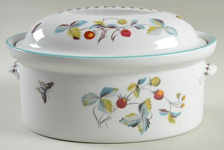 Strawberry Fair (Oven To Table, Bluetrim) 2.5 Quart Oval Covered Casserole
