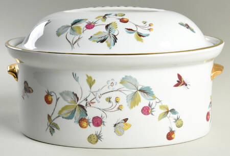 Strawberry Fair (Bone, Coupe, Smooth, Gold) 4 Qt Oval Covered Casserole