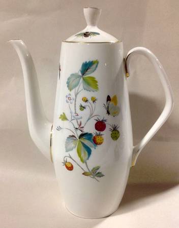 Strawberry Fair (Bone, Coupe, Smooth, Gold) Coffee Pot & Lid