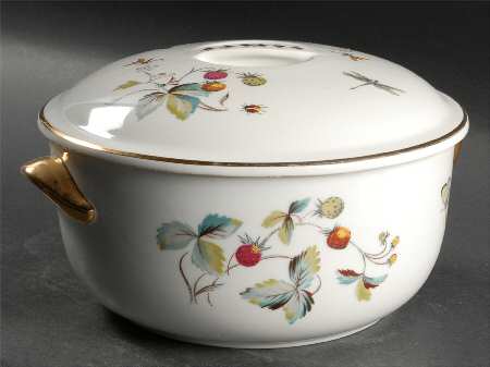 Strawberry Fair (Bone, Coupe, Smooth, Gold) 3 Quart Round Covered Casserole