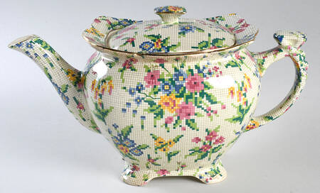 Queen Anne Late Athena Teapot & Lid