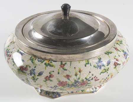 Queen Anne Round Covered Vegetable
