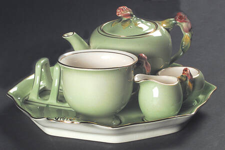 Rosebud Green (Green Background) 6-Piece Breakfast Set (Footed Cup)