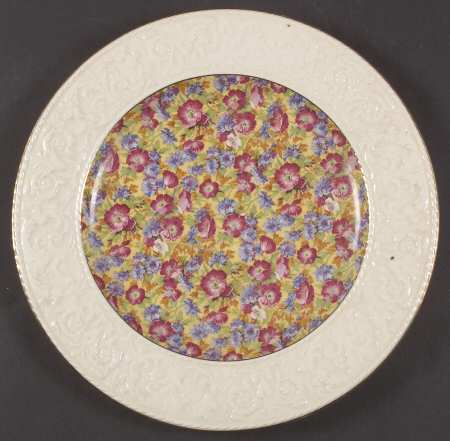 Royalty (Older) Round Dinner Plate w/Wedgwood Border