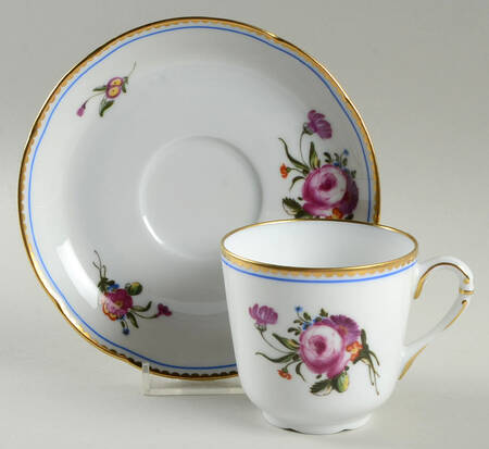 A La Reine Flat Cup & Saucer Set