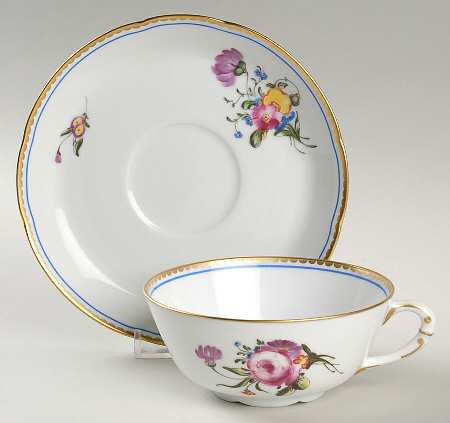 A La Reine Flat Cup & Saucer Set