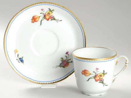A La Reine Flat Cup & Saucer Set