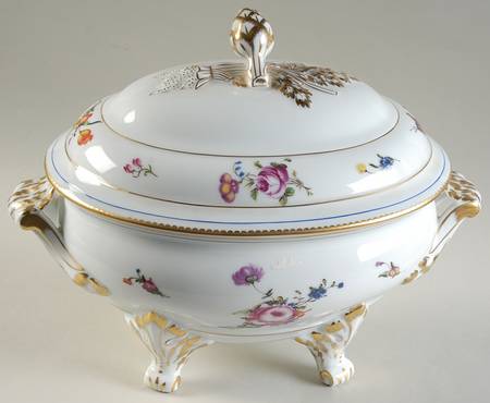 A La Reine Tureen & Lid
