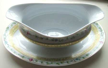 St. Cloud Yellow Gravy Boat with Attached Underplate