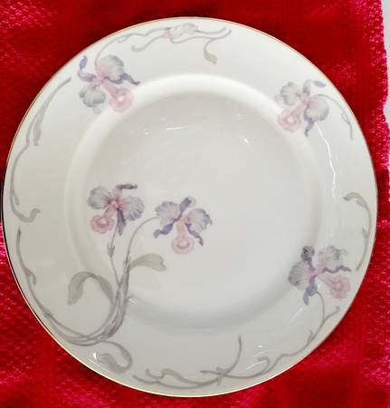 Orchid Iris Cream Dinner Plate