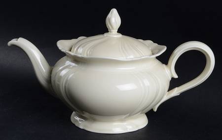 Viktoria Cream Teapot & Lid