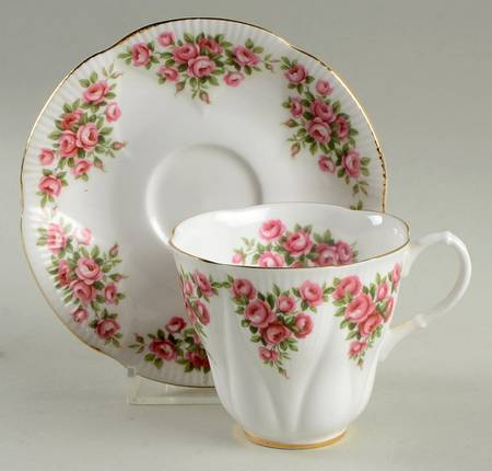 Dainty Dina Series Footed Cup & Saucer Set