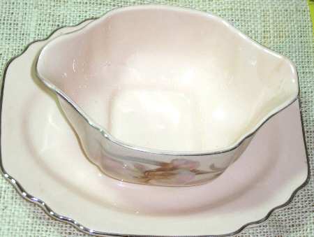 Hollywood Iris Gravy Boat & Underplate