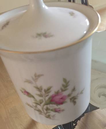 Moss Rose Biscuit Barrel & Lid